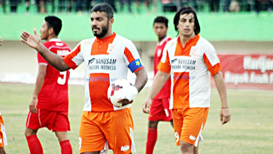 Dua pemain asing andalan tim Pusamania Borneo FC, Danilo Fernando (depan) dan Fernando Soler (belakang) menjadi mimpi buruk Persis untuk lolos ke semifinal. Copyright: &copy; Raditya/INDOSPORT